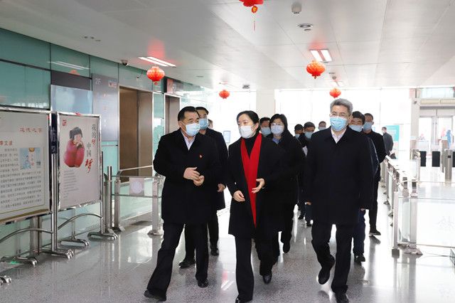 市領(lǐng)導(dǎo)至車站走訪慰問和疫情防控、保供應(yīng)保安全保暢通工作督查