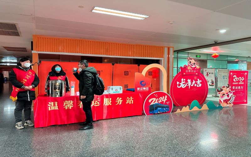 平靜的旅途中，熟悉的溫馨依舊 ——春運(yùn)路上的暖心服務(wù)