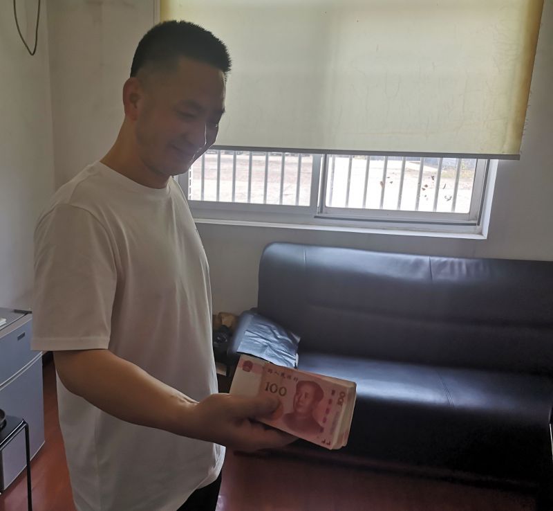 點贊！拾金不昧好的哥 萬元現(xiàn)金物歸原主